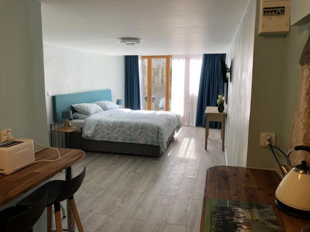 Blacksmiths Apartment In Blanzay - 1 Bed Exteriör bild